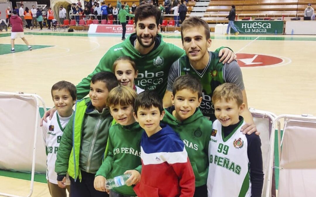 Tras recibir sus carnets, la cantera peñista se vuelca con Lobe Huesca La Magia
