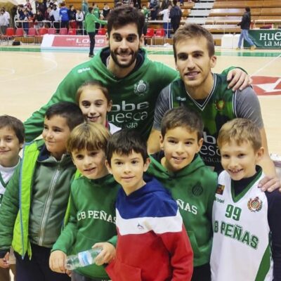 Tras recibir sus carnets, la cantera peñista se vuelca con Lobe Huesca La Magia